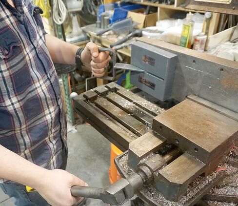 القابض المغناطيسي الرئيسي لسحب وانزلاق اللوحة الفولاذية، الطول 6.125 بوصة، العرض 5.8 بوصة، الارتفاع 1.25 بوصة لا يشمل المقبض، سحب 600 رطل، M479C in Kuwait