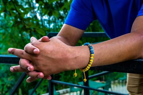 سوار طبي مدمج، خرزات علاجية لليوجا، معصم قابل للتعديل، خيارات ألوان متعددة (أصفر/أزرق 1) in Kuwait