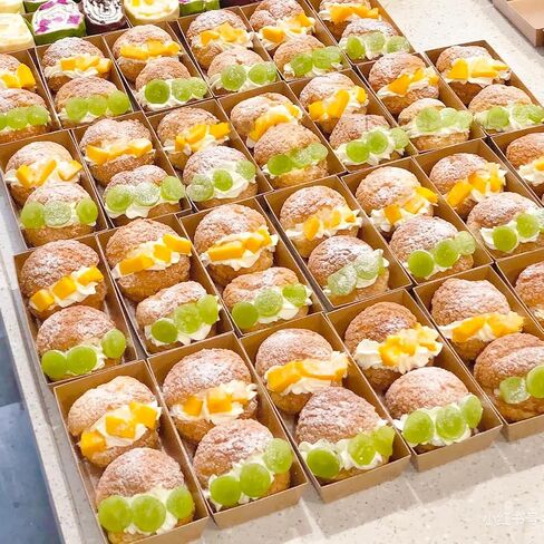 علب حلويات ورقية مقاس 6 × 3 بوصات مع أغطية شفافة، 50 عبوة من صناديق المكافآت الصغيرة لاستخدامها في حاويات الفحم للمخبوزات والساندويتش والفراولة والكعك والكب كيك (بني) in Kuwait