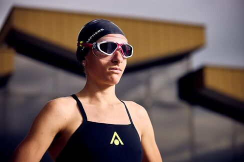 نظارات السباحة Aqua Sphere Vista للبالغين من الجنسين - ملاءمة مخصصة بلمسة واحدة، رؤية محيطية واسعة - قناع متين للسباحين النشطين في المياه المفتوحة - عدسة دخان، إطار أبيض/توت العليق in Kuwait