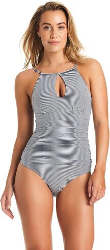 High Neck Over-The-Shoulder Mio, Women in Saudi Arabia