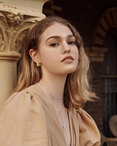 ليلي اند وايت اقراط ذهبية مثلثة الشكل للنساء، اقراط حلقية هندسية، اقراط ذهبية عصرية، هدية مجوهرات in Kuwait