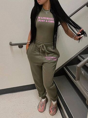 مجموعة ملابس رياضية نسائية من LovelyWholesale مكونة من قطعتين بأكمام قصيرة وسروال رياضي in Kuwait