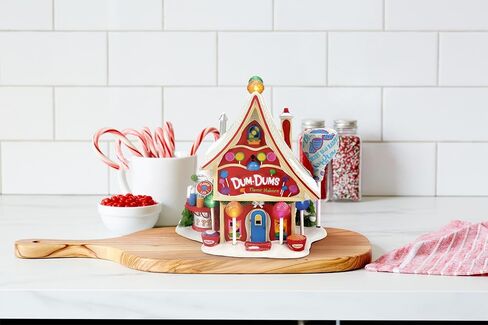 القسم 56 مجموعة North Pole Village Collection Dum-Dums Flavour Makers Lit Building - بورسلين مطلي يدويًا Dum Dum Lollipop Candy Factory منازل قرية عيد الميلاد مع أضواء ديكور المنزل، 7.4 بوصة in Saudi Arabia