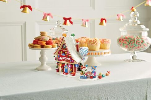 القسم 56 مجموعة North Pole Village Collection Dum-Dums Flavour Makers Lit Building - بورسلين مطلي يدويًا Dum Dum Lollipop Candy Factory منازل قرية عيد الميلاد مع أضواء ديكور المنزل، 7.4 بوصة in Saudi Arabia