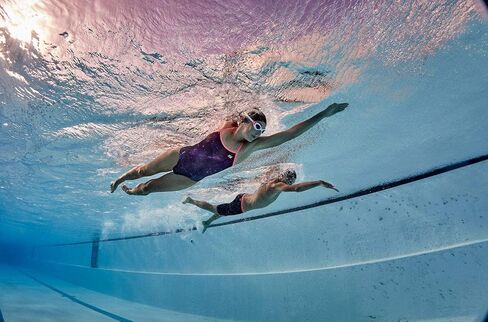 زي السباحة ZONE3 Cosmic 2.0 Color Blast Strap Back - Color Blast Fluro Pink - حماية خفيفة الوزن من الأشعة فوق البنفسجية وملابس سباحة نسائية SPF - 32 in Kuwait