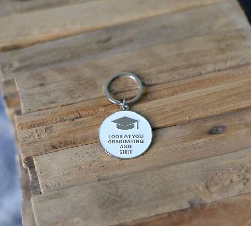 سلسلة مفاتيح هدايا التخرج 2022 للنساء والرجال - هدايا فئة 2022 له أو لها - فكرة هدية للطلاب المتخرجين من المدرسة الثانوية والكلية والجامعة - هدية مجوهرات للفتيات المراهقات أو الصبيان in Kuwait