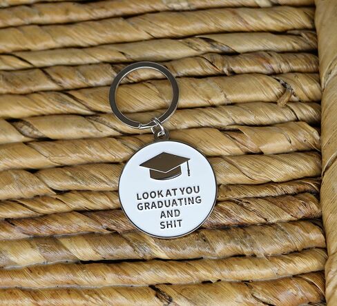 سلسلة مفاتيح هدايا التخرج 2022 للنساء والرجال - هدايا فئة 2022 له أو لها - فكرة هدية للطلاب المتخرجين من المدرسة الثانوية والكلية والجامعة - هدية مجوهرات للفتيات المراهقات أو الصبيان in Kuwait