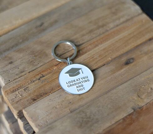 سلسلة مفاتيح هدايا التخرج 2022 للنساء والرجال - هدايا فئة 2022 له أو لها - فكرة هدية للطلاب المتخرجين من المدرسة الثانوية والكلية والجامعة - هدية مجوهرات للفتيات المراهقات أو الصبيان in Kuwait