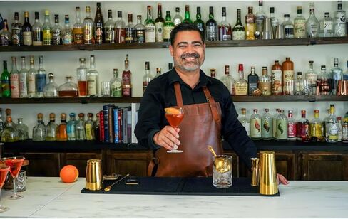 مجموعة التحريك المميزة المكونة من 10 قطع من A Bar - مجموعة زجاج خلط الكوكتيل - طقم بار المنزل المتحرك - طقم قديم الطراز مع زجاج خلط الكوكتيل الكريستالي - رائع للمارتيني ومانهاتن والمزيد in Kuwait