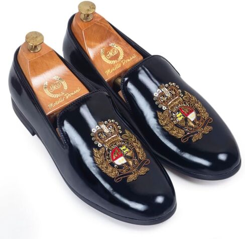 أحذية رجالية مصممة - The Regal Crest Zardozi براءات الاختراع والجلود Slipons | بطانة مبطنة من جلد نابا | صناعة يدوية 100% in Saudi Arabia