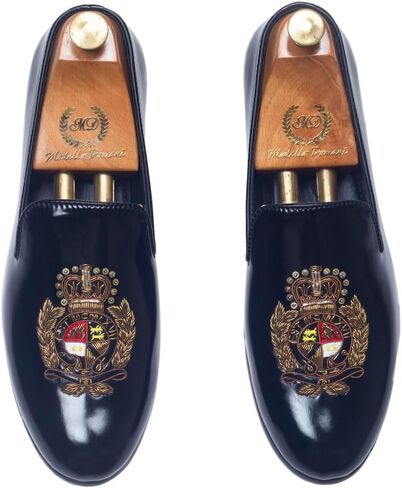أحذية رجالية مصممة - The Regal Crest Zardozi براءات الاختراع والجلود Slipons | بطانة مبطنة من جلد نابا | صناعة يدوية 100% in Saudi Arabia
