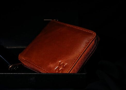 Premium Zipper Men's Leather Wallet - Sleek and Secure Travel Essential in Saudi Arabia