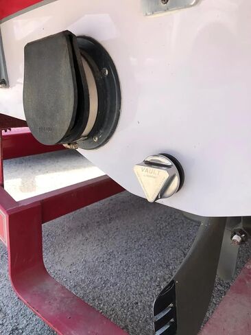 قابس تصريف SEAVIEW Vault Pro Transom | سدادة التصريف + لوحة الملابس + الحشية | الفائز بجائزة Top Boat Plug & Ibex Innovation | لا توجد حاجة لأي أدوات لفك قابس تصريف القارب | بلاستيك أسود in Kuwait