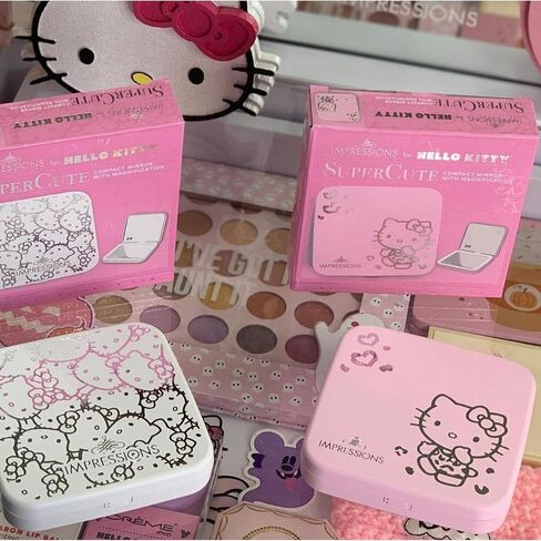 مرآة مضغوطة فائقة الجودة من Impressions Vanity Hello Kitty مع مفتاح مستشعر يعمل باللمس من أجل سطوع قابل للتعديل، ومرآة مكياج مضيئة مع أضواء LED ومرآة مكبرة 2X (وردي) in Kuwait