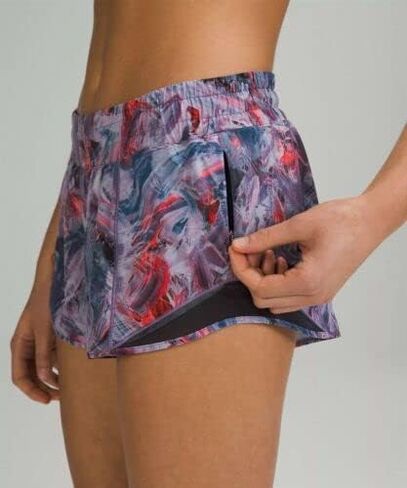 Lululemon Athletica Hotty Hot Short II 2.5 بوصة (مقاس 6، أرجواني جوي متعدد/كحلي كلاسيكي)، أزرق داكن، أرجواني in Kuwait