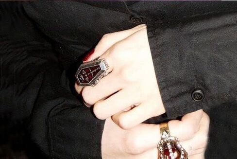 Vintage Openable Vampire Coffin Ring - Gothic Style Casket Ring for Vampire Cosplay and Halloween Jewelry in Saudi Arabia