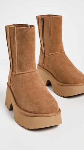 حذاء نسائي كلاسيكي من UGG ذو درزتين نيو هايتس in Saudi Arabia