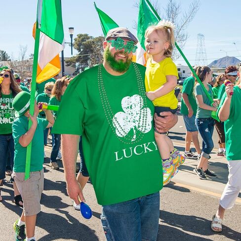 قميص عيد القديس باتريك، قميص أخضر شامروك أيرلندي مع قلائد نظارات شمسية للنساء والرجال in Kuwait