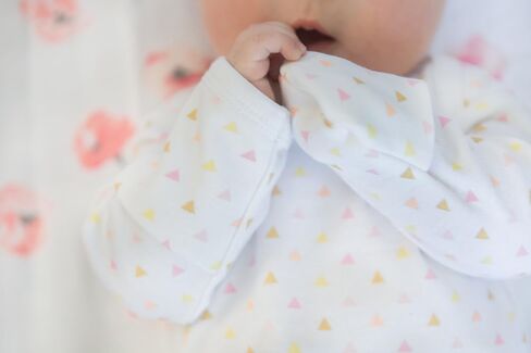 ثوب قطني للأطفال الرضع من SwaddleDesigns مع أساور أكمام قفاز قابلة للطي، مثلثات صغيرة، وردي، حديثي الولادة in Saudi Arabia