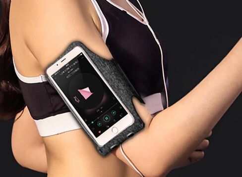 حزام ذراع للجري، حامل ذراع للهاتف الخلوي للمشي، وصالة الألعاب الرياضية، والتمرين، للرجال والنساء، مع أشرطة قابلة للتعديل وجيب بسحاب (رمادي) in Kuwait