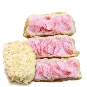 Freeze dried strawberry yogurt chunks 2.64 oz, strawberry oatmeal crispy, strawberry flavored milk oatmeal crispy, packaged small snacks for leisure