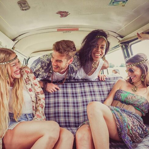 طقم أزياء نسائية من 4 قطع من CHRORINE من الجلد المزأبر الصناعي مزين بشرابة على شكل صديرية قرط قلادة in Kuwait