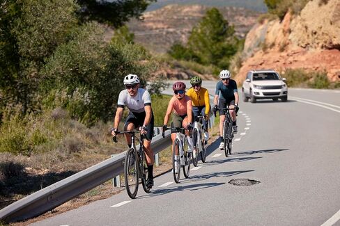 Garmin Edge 1050، كمبيوتر دراجة ممتاز، تدريب متقدم على الدراجات وميزات الركوب الجماعي والرسائل، مكبر صوت مدمج، حزمة كمبيوتر الدراجة لتنبيهات مخاطر الطريق مع مجموعة تنظيف + ملحقات in Saudi Arabia