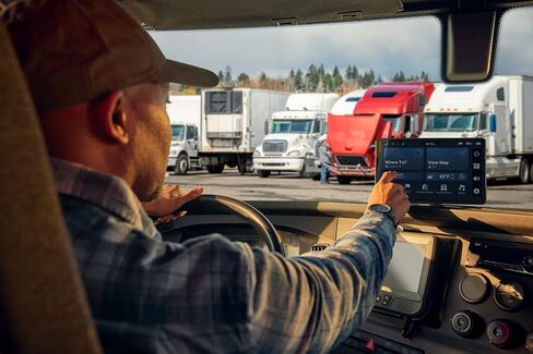 Garmin Dezl OTR820 GPS Truck Navigator شاشة لمس 8 بوصات، ملاحة GPS تجارية لحزمة سائقي الشاحنات شبه مع بطاقة ذاكرة SD سعة 32 جيجابايت + مجموعة تنظيف LCD in Saudi Arabia