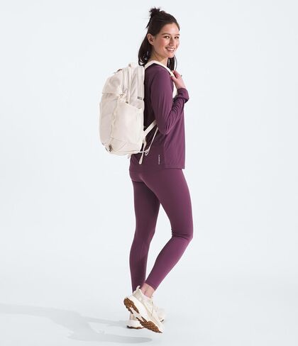 حقيبة ظهر للكمبيوتر المحمول Surge Luxe للنساء من THE NORTH FACE، لون جاردينيا أبيض/مرجاني محترق معدني، مقاس واحد in Saudi Arabia