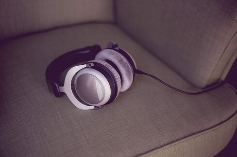 سماعات رأس بيردايناميك DT 880 Premium Edition 32 أوم فوق الأذن ستيريو. تصميم شبه مفتوح، سلكي، متطور، للكمبيوتر اللوحي والهاتف الذكي (متجدد) in Saudi Arabia