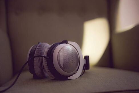 سماعات رأس بيردايناميك DT 880 Premium Edition 32 أوم فوق الأذن ستيريو. تصميم شبه مفتوح، سلكي، متطور، للكمبيوتر اللوحي والهاتف الذكي (متجدد) in Saudi Arabia