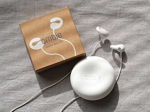 ambie Sound Earcuffs - سماعات أذن مفتوحة بمشبك أذن سلكي مقاس 3.5 مم مع ميكروفون مدمج وتحكم سهل في مستوى الصوت | سماعة رأس على شكل صفعة للأذن | سيليكون خفيف الوزن، أسود in Kuwait