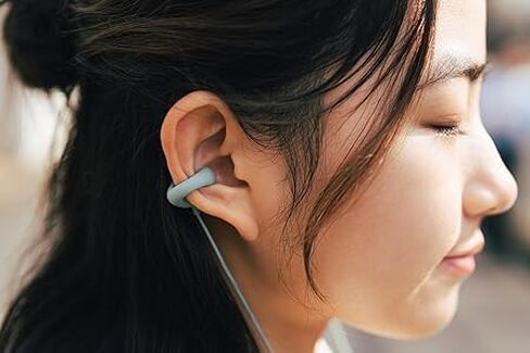 ambie Sound Earcuffs - سماعات أذن مفتوحة بمشبك أذن سلكي مقاس 3.5 مم مع ميكروفون مدمج وتحكم سهل في مستوى الصوت | سماعة رأس على شكل صفعة للأذن | سيليكون خفيف الوزن، أسود in Kuwait