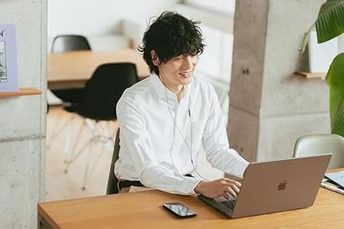 ambie Sound Earcuffs - سماعات أذن مفتوحة بمشبك أذن سلكي مقاس 3.5 مم مع ميكروفون مدمج وتحكم سهل في مستوى الصوت | سماعة رأس على شكل صفعة للأذن | سيليكون خفيف الوزن، أسود in Kuwait