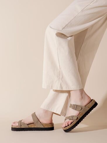 صنادل نسائية ذات نعل سميك مريحة ومسطحة للصيف والشاطئ سهلة الارتداء ومفتوحة عند الأصابع وإبزيم قابل للتعديل in Kuwait