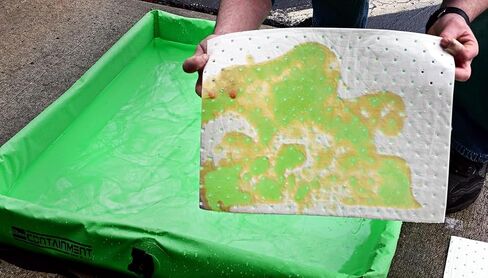 FlashDry Oil Absorbent Pads – High Absorbency of Oil-Based Liquids, Water-Repellent, Tear-Resistant, Premium Mats, Ideal for Garage, Driveway, Automotive, Marine Use, 17.5" x 13.5", 100-Count Box in Saudi Arabia