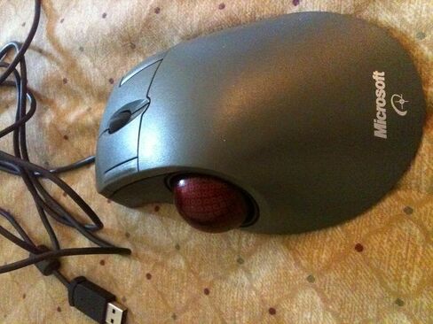 Microsoft D67-00001 Trackball Optical Mouse in Saudi Arabia