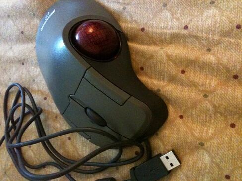 Microsoft D67-00001 Trackball Optical Mouse in Saudi Arabia
