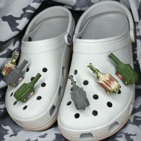 3pcs 3D US Tank Design Shoe Charms Tank Key Chain Collection 3D Clog Shoes ديكور وإكسسوارات لأحذية القبقاب، أحذية DIY سحر الهدايا للأولاد 5 6 7 8 9 10 11 12 13 14، الفتيات والرجال والنساء in Kuwait