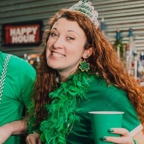 اقراط متدلية لعيد القديس باتريك، اقراط متدلية لامعة بلون اخضر ايرلندي على شكل زهرة البرسيم، اقراط متدلية من الاكريليك للنساء والفتيات في عيد القديس باتيس، هدية مجوهرات in Kuwait