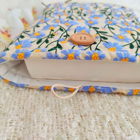 غلاف كتب من القماش المطرز من Daisy - غلاف كتاب أنيق، واقي مبطن للكتب الورقية والأغلفة الصلبة، مثالي لمحبي الكتب، مقاس 10.6 × 8.7 بوصة، زر خشبي (أزرق وبيج) in Kuwait