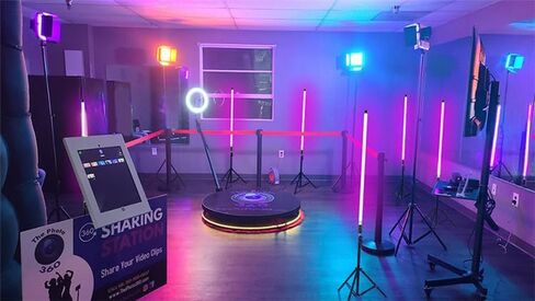 2-حزمة GamerDens 360 RGB LED 4ft أنبوب ضوء لاسلكي ذكي واي فاي قابل لإعادة الشحن لديكور ألعاب استوديو الصور والفيديو مع مزامنة الموسيقى (أسود) in Saudi Arabia