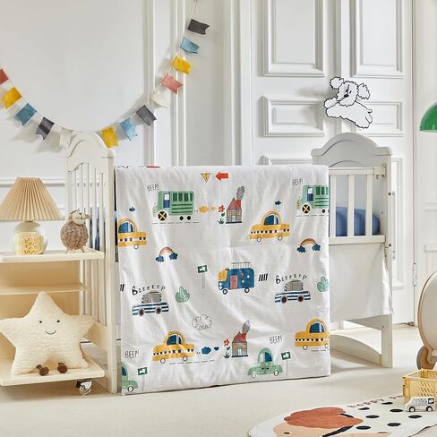 طقم سرير أطفال قطني للسيارات مكون من 3 قطع لحاف سيارات ومنزل مع ملاءة جاهزة وتنورة سرير - نمط أبيض داكن وأصفر وأخضر - مجموعة سرير سيارات لطيفة للأولاد والبنات in Kuwait