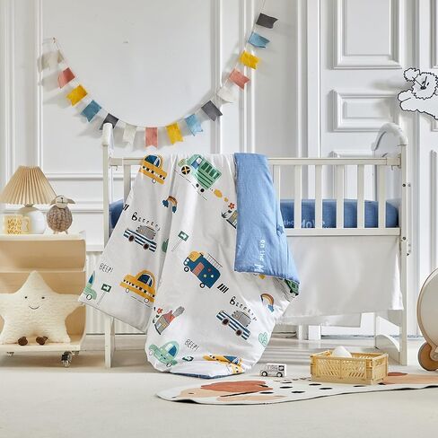 طقم سرير أطفال قطني للسيارات مكون من 3 قطع لحاف سيارات ومنزل مع ملاءة جاهزة وتنورة سرير - نمط أبيض داكن وأصفر وأخضر - مجموعة سرير سيارات لطيفة للأولاد والبنات in Kuwait