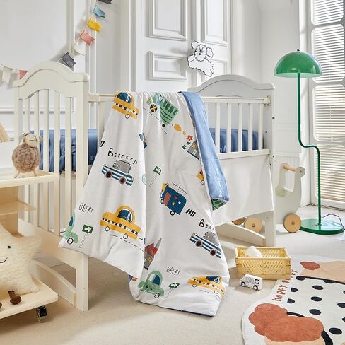 طقم سرير أطفال قطني للسيارات مكون من 3 قطع لحاف سيارات ومنزل مع ملاءة جاهزة وتنورة سرير - نمط أبيض داكن وأصفر وأخضر - مجموعة سرير سيارات لطيفة للأولاد والبنات in Kuwait