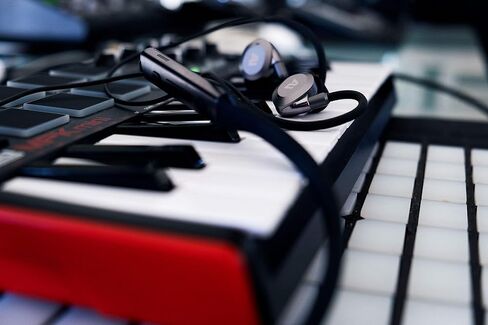 سماعات أذن ausounds AU-Flex ANC بخاصية إلغاء الضوضاء LDAC بلوتوث لاسلكية مستوية مغناطيسية حول الرقبة in Saudi Arabia