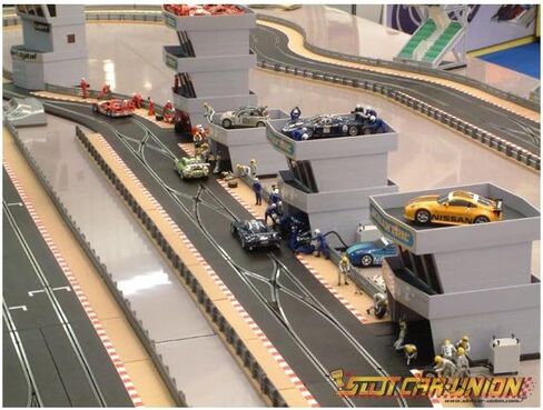Scalextric C8321 Track Accessories Pit Garage in Kuwait