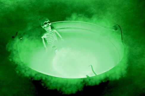 مرجل ساحرة أسود ضبابي وساونا هيكل عظمي، ضباب أخضر (مع خيارات متعددة الألوان) ويطفو - ديكور الهالوين، الحفلات، دلو الحلوى - خدعة أو حلوى - غلاية تتضمن مقبض - قطر 35.56 سم in Kuwait