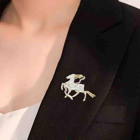 مجموعة دبابيس بروش لطيفة من المينا بتصميم حيوانات مرحة، مجموعة دبابيس عصرية بنمط الغزلان والشنط وحقائب الظهر والجاكيتات والقبعات للنساء والفتيات مطلية بالذهب من قطعتين in Kuwait